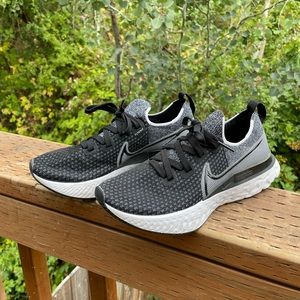 Women’s Infinity Nike running shoes